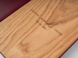 Wooden panel engraved with the names "Sandra" and "Daniel" and the date "26 09 2022".